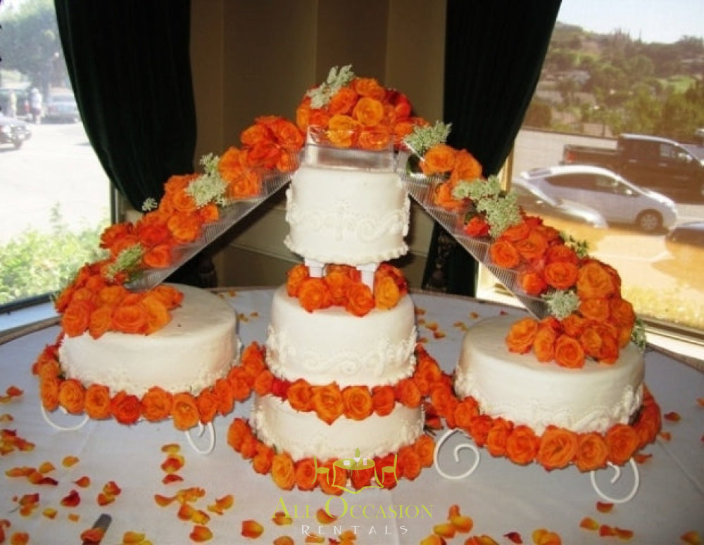Elegant cake with floral decoration for weddings, ideal for Corona event rentals and wedding accessories rental in Corona.