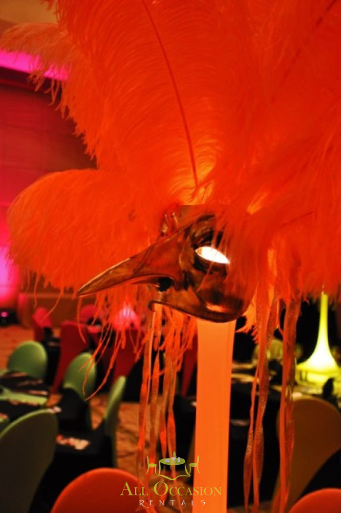 Feathers centerpieces for event rentals, perfect for parties and weddings in Corona. Ideal for vintage and themed decorations.